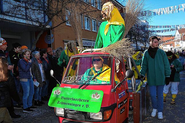 Bild 32: In Bad Dürrheim herrscht am Fasnetmentig beste Feierlaune (3)