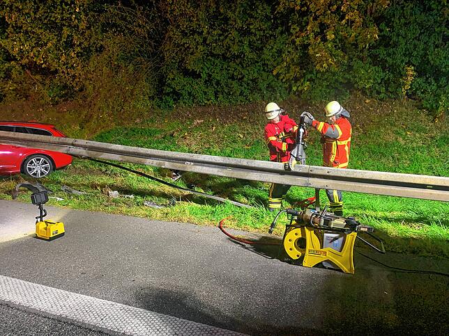 Der Wagen des Unfallfahrers musste von der Feuerwehr aus der Leitplanke geschnitten werden. Der Fahrer konnte sich selbst aus dem ...