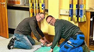 Viel Freude bei der Arbeit haben Werner Knörzer und Markus Heinemann. Beide verlegen im Probelokal des Blasorchestervereins einen neuen ...