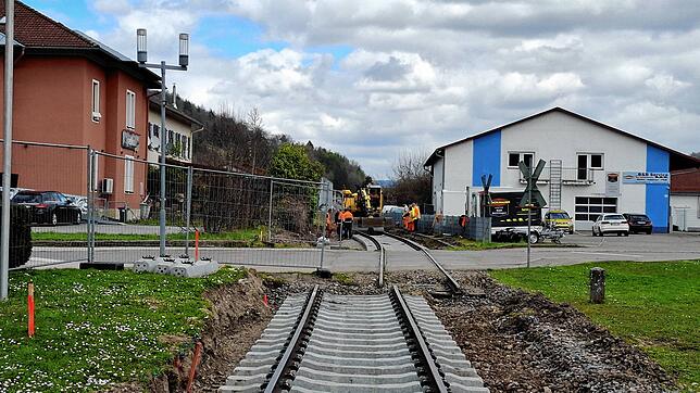 Während der Osterferien ist die Hauptstraße in Stühlingen wegen Arbeiten am Bahnübergang komplett für den Verkehr gesperrt.