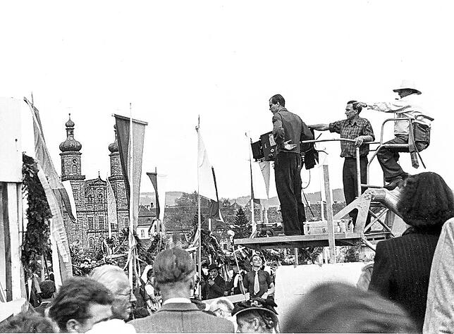 Dreharbeiten zum Cäcilienfest, das im Film auf einer Bühne vor der Dorfkulisse von St. Peter spielt.