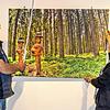 Leiterin Kathleen Mönicke und Hausmeister Georg Müller haben die großformatigen Bilder der neuen Ausstellung &bdquo;Natur? Kunst? ...