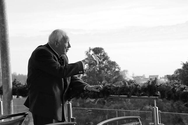 Wolfgang Spang ist verstorben. Das Bild zeigt ihn auf der Terrasse des von ihm zur heutigen Größe aufgebauten Parkhotels Sankt Leonhard, ...