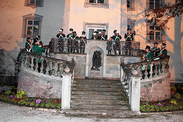 Auf der Treppe des Trompeterschlosses eröffnet die Ranzengarde das Narrenspiel.
