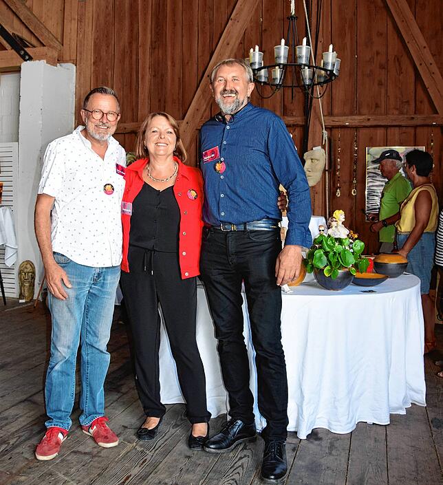 Interessante Einblicke: Die Ausstellung 50 Jahre Nöggenschwiel wurde inszeniert von Markus und Stephanie Ebi (von rechts). Werner Arnold ...