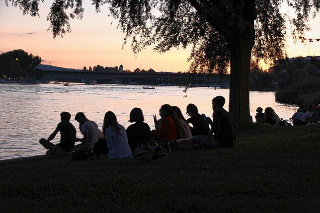 Beliebt wie in den Vorjahren: Feiern und Entspannen im Herosé-Park mit Blick auf den Seerhein.