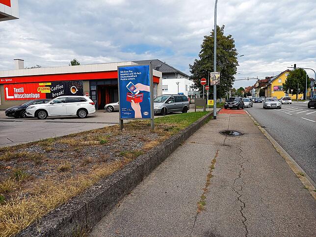 Am Abend vor dem Ende des Tankrabatts wollen viele Autofahrer noch einmal volltanken. Mancherorts bilden sich wie hier in Bad Säckingen ...