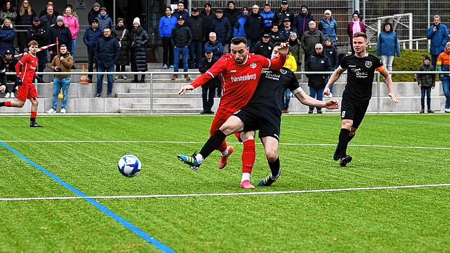 Dem SV Aasen (Marco Schmid, vorne) gelang kein Tor, obwohl er beim 2:0-Erfolg der SG Marbach/Rietheim (Manuel Tränkle und Dominik ...