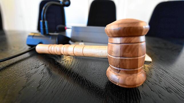 Ein Richterhammer liegt auf dem Tisch. (Symbolbild) Das Bezirksgericht Brugg (Kanton Aargau) verurteilt einen Autofahrer, der einen ...