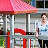 Gabriele Fischer auf dem Weizener Spielplatz, der bald mit zwei neuen Spielgeräten bereichert wird. Im Hintergrund der Gemeindesaal und ...