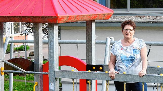 Gabriele Fischer auf dem Weizener Spielplatz, der bald mit zwei neuen Spielgeräten bereichert wird. Im Hintergrund der Gemeindesaal und ...
