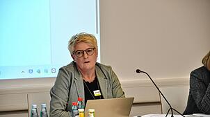 Daniela Rösch erläutert die Preisanpassung für Essensangebote. Bild: Hans Hermann