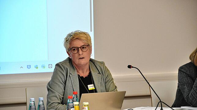 Daniela Rösch erläutert die Preisanpassung für Essensangebote. Bild: Hans Hermann