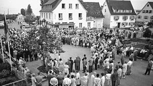 Die feierliche Einweihung des Hennenbrunnens am 17. Juni 1961. Seither ziert das Symbol der Immenstaader Fasnet den Kreisel in der ...