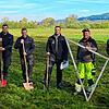 Team Infrastruktur bei der Verlegung von Rohren auf der Wiese für das Kreisjugendfeuerwehrzeltlager im großen Ried zwischen Bodman und ...