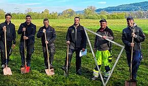 Team Infrastruktur bei der Verlegung von Rohren auf der Wiese für das Kreisjugendfeuerwehrzeltlager im großen Ried zwischen Bodman und ...
