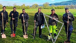 Team Infrastruktur bei der Verlegung von Rohren auf der Wiese für das Kreisjugendfeuerwehrzeltlager im großen Ried zwischen Bodman und ...