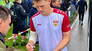 VfB-Torwart Alexander Nübel hat derzeit Probleme am Ellenbogen.