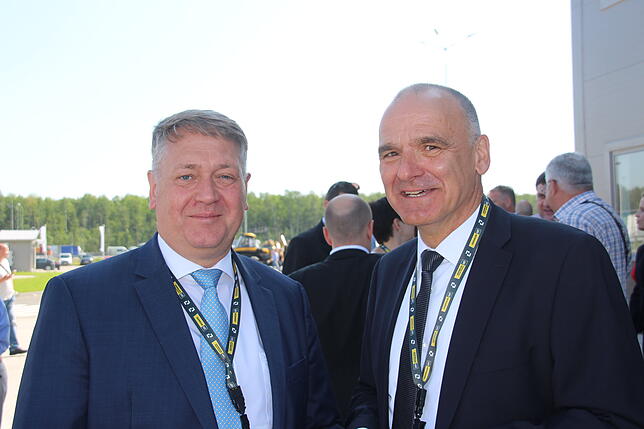 Frank Janas, Leiter der Strategischen Geschäftseinheit Baumaschinen CIS bei Zeppelin mit Volker Poßögel, Geschäftführer von Zeppelin ...