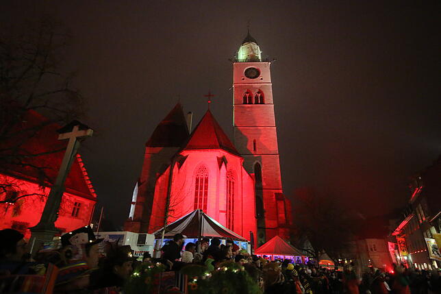 Das Überlinger Münster war in pures Rot getaucht.