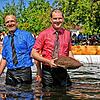 Für die gute Sache und zum Vergnügen für die Zuschauer gingen Guido Amann (links) und Bürgermeister Armin Reitze 2005 gemeinsam baden ...