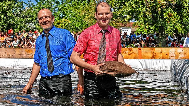 Für die gute Sache und zum Vergnügen für die Zuschauer gingen Guido Amann (links) und Bürgermeister Armin Reitze 2005 gemeinsam baden ...