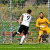 Der Treffer zum 1:1-Ausgleich: FC 08 Villingens Stürmer Damian Kaminski (Nummer 9) überwindet Bräunlingens Torhüter Steffen Vesenmayer. ...