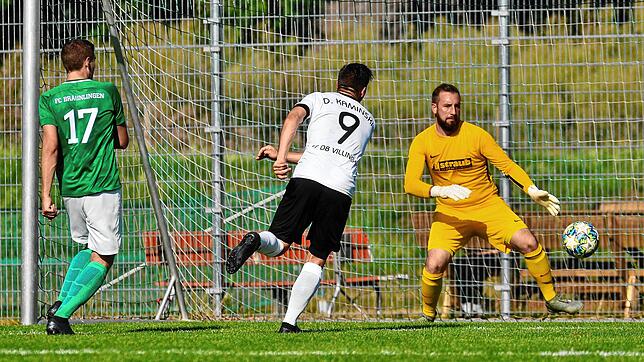 Der Treffer zum 1:1-Ausgleich: FC 08 Villingens Stürmer Damian Kaminski (Nummer 9) überwindet Bräunlingens Torhüter Steffen Vesenmayer. ...