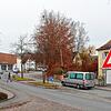 Die neue provisorische Fußgängerampel in Espasingen sorgt dafür, dass vor allem die Schulkinder am Morgen sicher die Straße queren können.