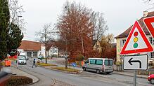 Die neue provisorische Fußgängerampel in Espasingen sorgt dafür, dass vor allem die Schulkinder am Morgen sicher die Straße queren können.