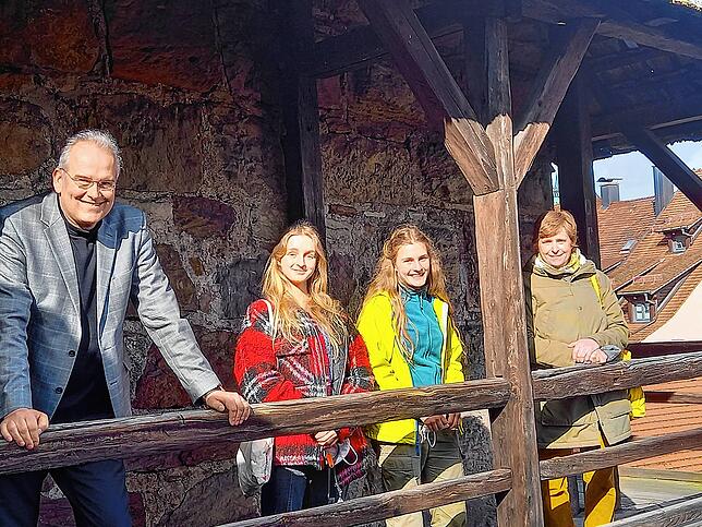 Sie schauen auf ein gelungenes Vogelprojekt zurück (von links): Jochen von der Hardt, Rektor des Gymnasiums am Romäusring, die beiden ...