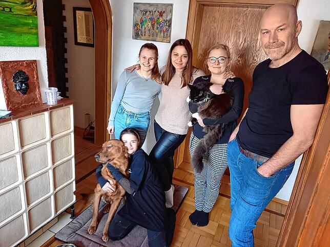 Rainer Zanker und seine Lebensgefährtin Mariya Babina (von rechts) haben Natasha und ihre Tochter Nastya (vorne mit Hund Cooper), die ...