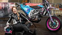 Antonia Kreßner, in einer Biker-Familie groß geworden, ist Influencerin und Gründerin des Vereins Bikers vs. Cancer. Bei Ausfahrten ...