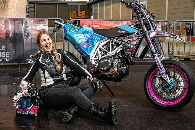 Antonia Kreßner, in einer Biker-Familie groß geworden, ist Influencerin und Gründerin des Vereins Bikers vs. Cancer. Bei Ausfahrten ...