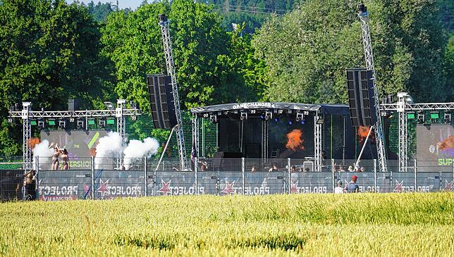 Ballermann-Flair in Bermatingen: Frauen auf der Bühne heizen den Besuchern des Open-Air-Festivals ein.