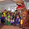 Kleine Dinos wurden von Narrenvater Axel Schmidt im Dinosaurierkostüm überrascht. Rombachwiibli und Elferrat bekamen als Dank für die ...