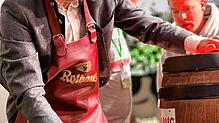 Bürgermeister Adrian Probst eröffnet das erste Burgfest in Menzenschwand mit dem Fassanstich. Bild: Nora Ehlert