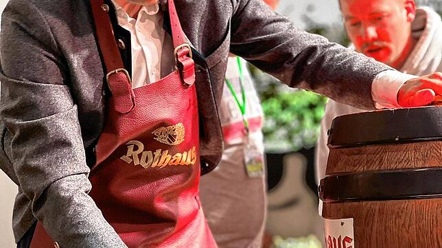 Bürgermeister Adrian Probst eröffnet das erste Burgfest in Menzenschwand mit dem Fassanstich. Bild: Nora Ehlert