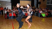 Der Auftritt eines Show-Tanzpaares gehört zu den Höhepunkten des traditionellen Herbstballes in der Erzinger Gemeindehalle.  Bild: Eva ...