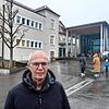 Bernhard Oßwald, der Autor dieses Artikels, vor der Jakob-Gretser-Grundschule. Ob man den umstrittenen Theologen als Namensgeber ...