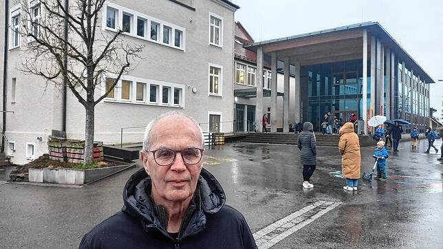 Bernhard Oßwald, der Autor dieses Artikels, vor der Jakob-Gretser-Grundschule. Ob man den umstrittenen Theologen als Namensgeber ...