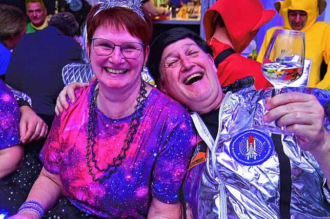 Bild 20: Narren feiern schwerelos im All