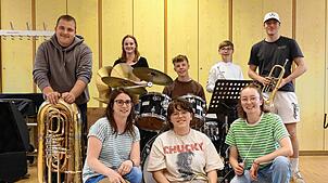 Leiterinnen und junge Musiker haben Spaß im Musikverein: (von links) Jakub Viellieber, die Jugendleiterinnen Anke Bauer und Ilka ...