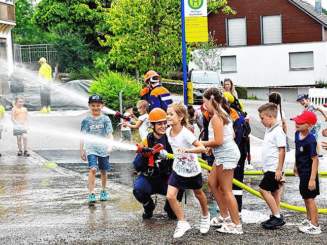 Wasser Marsch hieß es bei der Schauvorführung der Jugendfeuerwehr. Hier durften auch die Jüngsten einmal ausprobieren, wie viel Druck ...