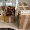 Parfüm, verpackt und versandfertig. Zöllner haben bei einem 64-jährigen Schweizer Händler 20 Liter Parfüm entdeckt. Die Duftwaren im ...