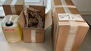 Parfüm, verpackt und versandfertig. Zöllner haben bei einem 64-jährigen Schweizer Händler 20 Liter Parfüm entdeckt. Die Duftwaren im ...
