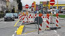 Viel Rot und Weiß im Straßenverkehr bedeutet meistens eines: Umleitung. Am Montag haben die Bauarbeiten an der B&nbsp;313 in Stockach ...