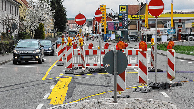 Viel Rot und Weiß im Straßenverkehr bedeutet meistens eines: Umleitung. Am Montag haben die Bauarbeiten an der B&nbsp;313 in Stockach ...
