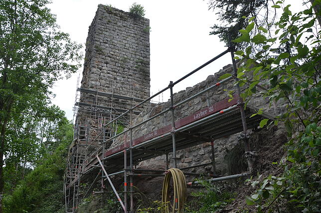 Die hintere Mauer der Ruine Roggenbach ist zwar noch eingerüstet, aber bereits fertig saniert.