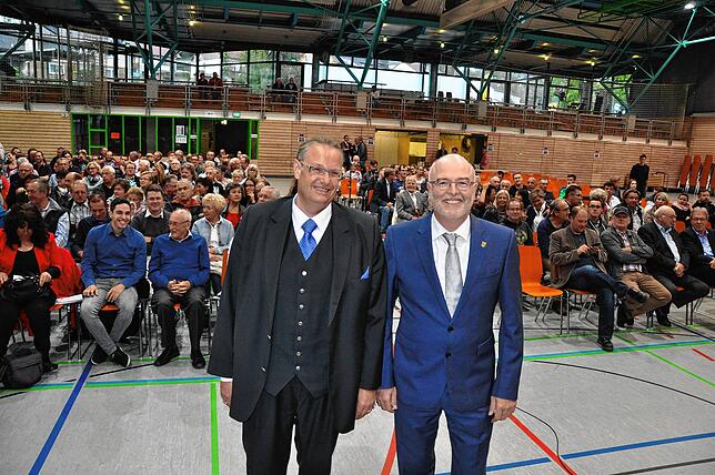Die beiden Kandidaten für die Bürgermeisterwahl in Stockach im Jahr 2017, Amtsinhaber Rainer Stolz (blauer Anzug) und Herausforderer ...